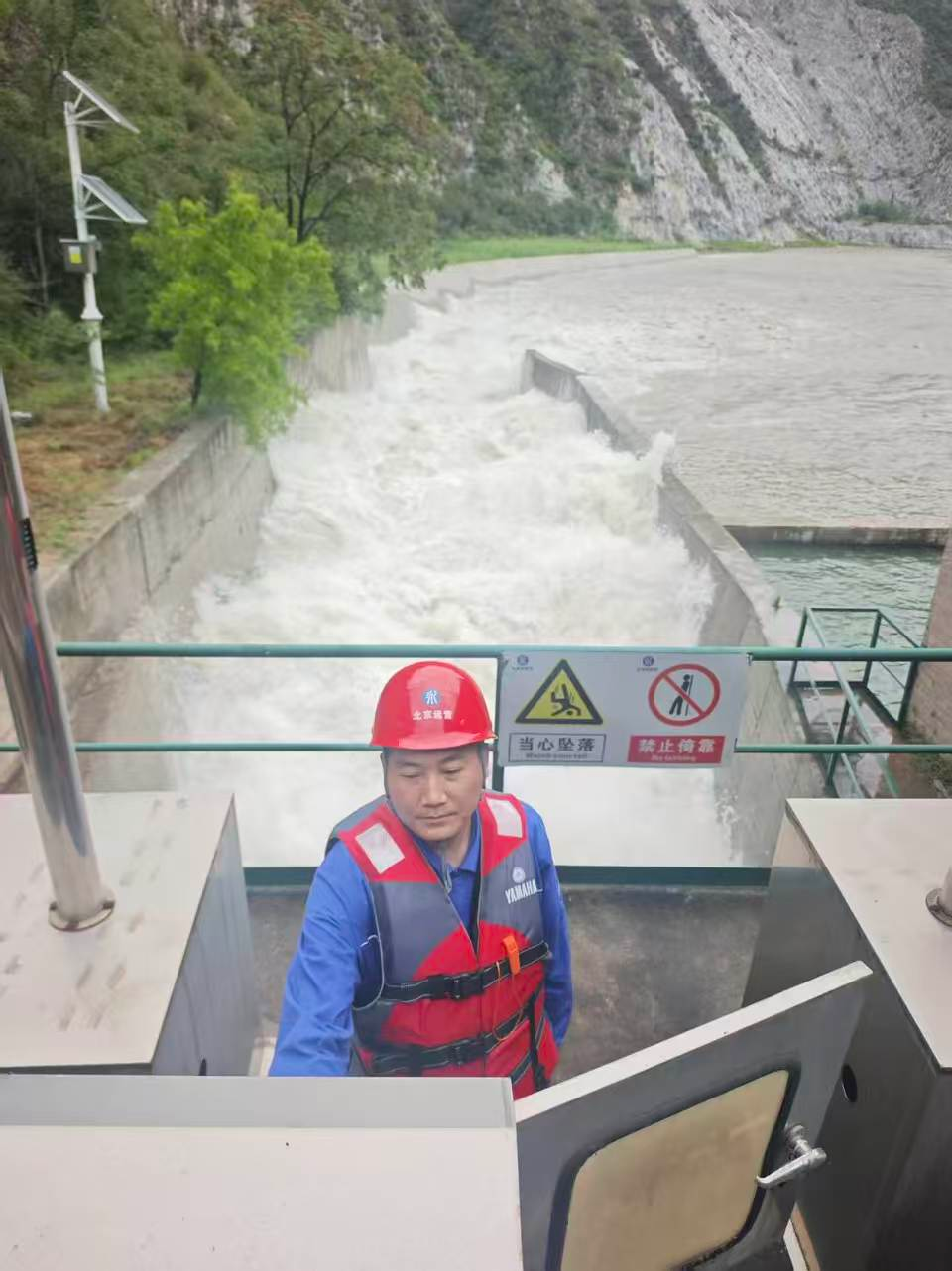 风雨中的旗号——记北京运营公司党怨卦杨的防汛坚守 风雨中的旗号——记北京运营公司党怨卦杨的防汛坚守